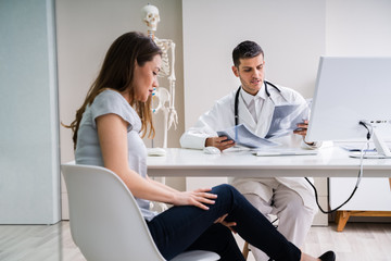 Fototapeta premium Doctor Having Discussion With Patient About X-ray