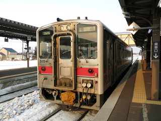 釧網本線のキハ54形気動車（雪が積もる流氷シーズンの知床斜里駅で撮影した釧路行き始発列車）