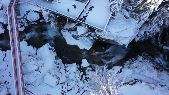 Vue a&eacute;rienne par drone de la cascade du Buet en hiver, Chamonix, France