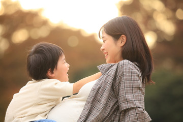 Fototapeta premium 遊ぶ親子