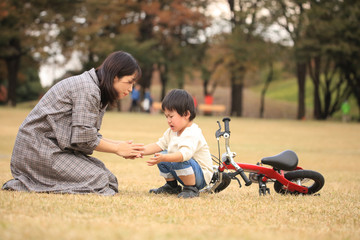 自転車に乗る練習中に転んだ男の子