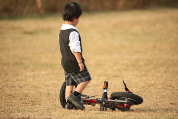 自転車に乗る練習中に転んだ男の子
