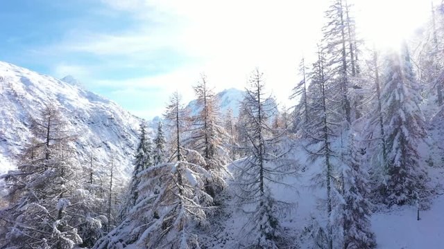 Vue a&eacute;rienne par drone de la cascade du Buet en hiver, Chamonix, France