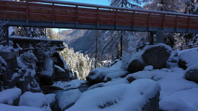 Vue a&eacute;rienne par drone de la cascade du Buet en hiver, Chamonix, France