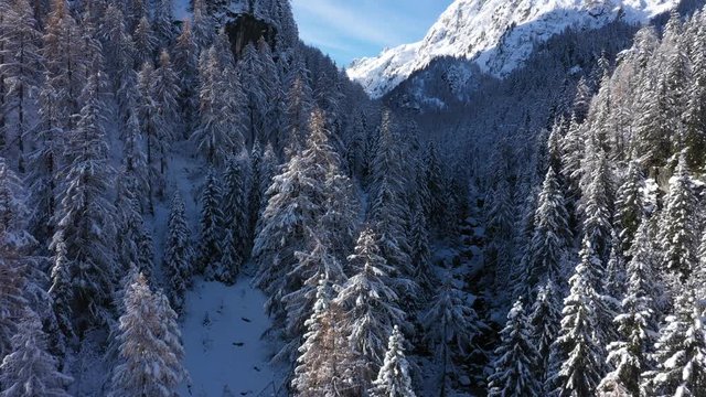 Vue a&eacute;rienne par drone de la cascade du Buet en hiver, Chamonix, France
