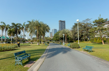 Obraz premium Beautiful path view in the park in the evening.