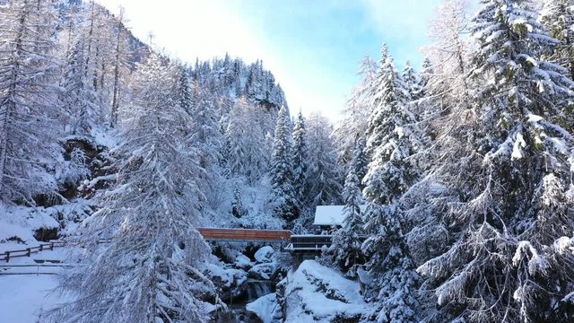 Vue a&eacute;rienne par drone de la cascade du Buet en hiver, Chamonix, France