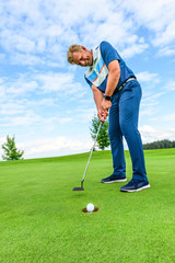 Fototapeta premium Erfolgreicher Lochversuch beim Golf