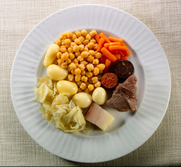cocido madrileño sobre plato. Madrilenian stew on a plate.