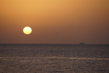海　夕焼け　船