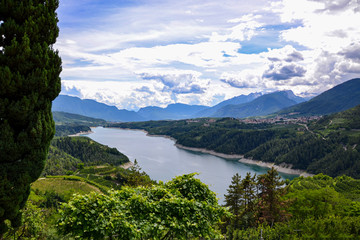 Fototapeta na wymiar valle con lago di montagna in estate