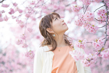 桜の木の下で撮るポートレート