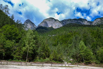 paesaggio di montagna con nuvole 