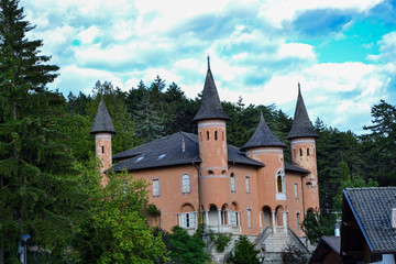 antico castello storico con torri e archi