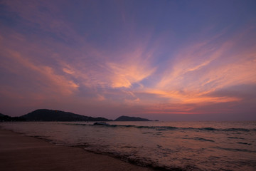 Fototapeta na wymiar Stunning purple sunset on a tropical beach.