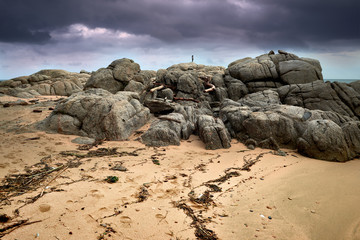 Playa rocosa un día de tormenta