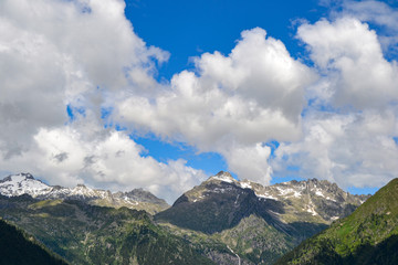 paesaggio di montagna con nuvole 