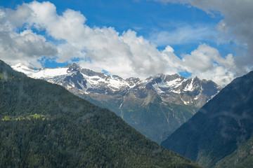 Fototapeta na wymiar paesaggio di montagna con nuvole 
