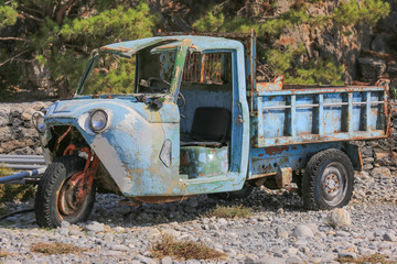 Obraz premium alter Mazda Pickup als Dreirad