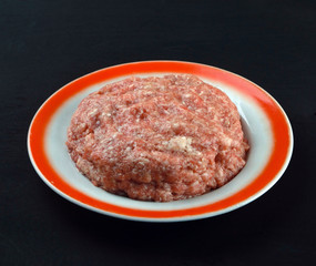  minced pork and beef lies on a plate