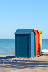 Casetas de playa de colores, junto al mar Mediterr&aacute;neo. Espa&ntilde;a