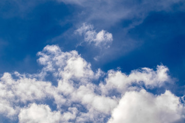 nubi sparse in un cielo blu