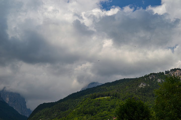 Fototapeta na wymiar paesaggio di montagna con nuvole 