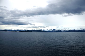 Navigation  de l’Express Côtier Hurtigruten  de Alesund vers Molde (Norvège)