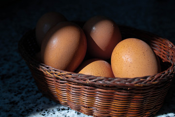 HUEVOS EN UNA CESTA MARRÓN