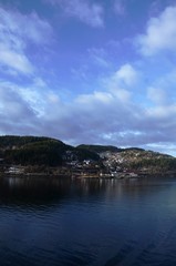 Navigation  de l’Express Côtier Hurtigruten  vers Trondheim (Norvège)