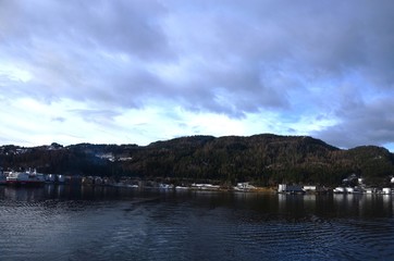 Navigation  de l’Express Côtier Hurtigruten  vers Trondheim (Norvège)