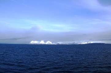 Fototapeta na wymiar Navigation de l’Express Côtier Hurtigruten vers Tromso (Norvège)