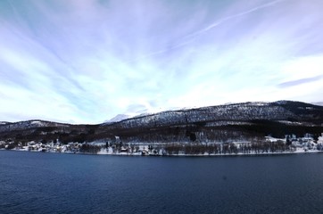 Navigation  de l&rsquo;Express C&ocirc;tier Hurtigruten  vers Tromso (Norv&egrave;ge)