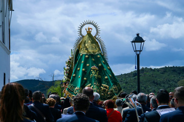 Procesi&oacute;n y banda de m&uacute;sica siguiendo a la Virgen de La R&aacute;bida en Sanl&uacute;car de Guadiana (Espa&ntilde;a).