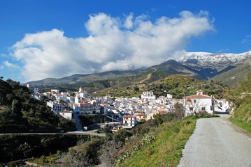 Fototapeta na wymiar Country road leading to the whitewashed village (pueblo blanco), Sedella, Spain.
