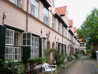 Obraz premium Small backyard with flowers in Lubeck. Germany