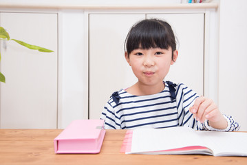 宿題をする小学生の女の子