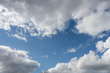 Fototapeta na wymiar Schöne Wolken gemischt mit blauen Himmel