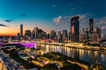 BRISBANE, AUSTRALIA - July 20 2019: Night time areal image of Brisbane CBD and South Bank. - obrazy, fototapety, plakaty