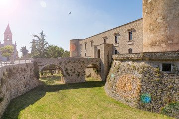 Fossato e facciata con ponte di accesso al castello aragonese Pirro del Balzo di Venosa in Basilicata