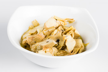 Carciofini grigliati su sfondo bianco