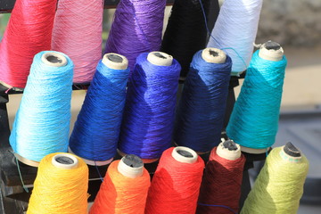 Bobines de fils multicolores