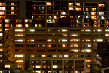 夜のマンション