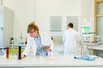 Obraz premium Chemist works with hemp CBDa oil in laboratory