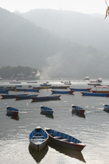 Obraz premium Small wooden boats on the Phewa Lake in Pokhara, Nepal..