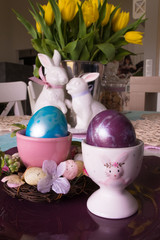 Happy Easter! Zajączek wielkanocny i kolorowe jajka piękną dekoracją świątecznego stołu © Beenis