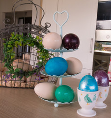 Happy Easter! Dekoracyjne, kolorowe pisanki na wielkanocnym stole w koszyku na jajka © Beenis