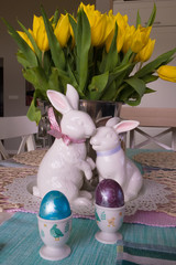 Happy Easter! Piękna dekoracja na wielkanocnym stole z kolorowymi pisankami, zajączkami i...