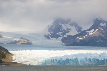 Glacier Perito Moreno (Glaciar Perito Moreno), mountains and lake Argentino (Lago Argentino), national park Los Glyacious. Patagonia, Argentina
