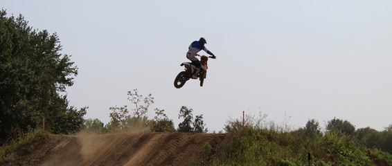 Gara di moto da cross - salti, divertimento e rischio